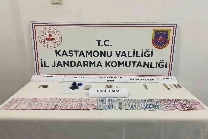 Uyuşturucu parasını ses sisteminin içine zulaladı, jandarmadan kaçamadı Kastamonu’nun İnebolu ilçesinde jandarma ekiplerince bir araçta yapılan aramada bagajdaki