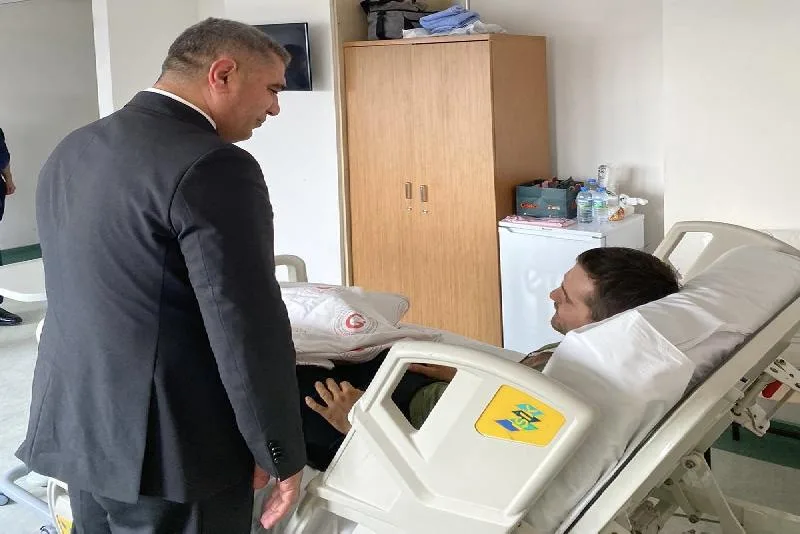 Vali Aslan’dan yaralı teğmene ziyaret DÜZCE(İHA) – Düzce Valisi Selçuk Aslan, yaralanan Piyade Teğmen Adem