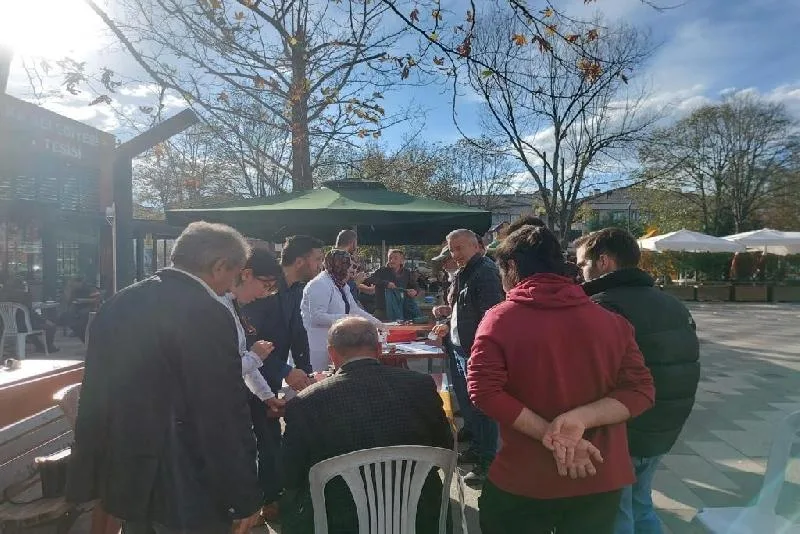 DÜZCE(İHA) –Gölyaka Toplum Sağlığı merkezinde ki görevliler kent merkezinde stant