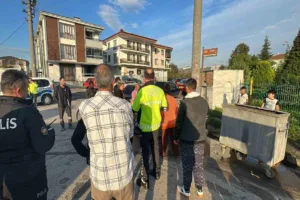 Düzce’de 3 tekerlekli motosiklet viraja sert girince otomobile çarptı. Kazada