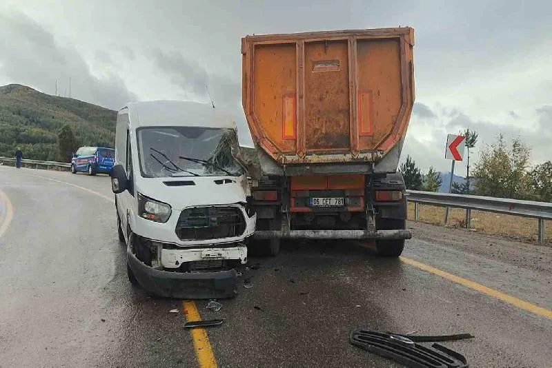 Kastamonu’da sağanak yağış sebebiyle kayganlaşan yolda panelvan araç ile hafriyat