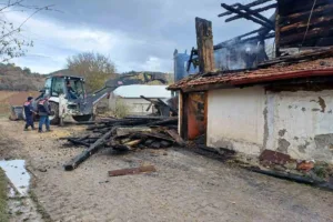 Bolu’nun Yeniçağa ilçesinde gece saatlerinde 2 katlı ahşap evde çıkan