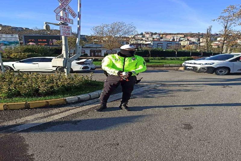 Zonguldak’ta trafiğin güvenli akışı için kavşakta görev alan polis ekipleri