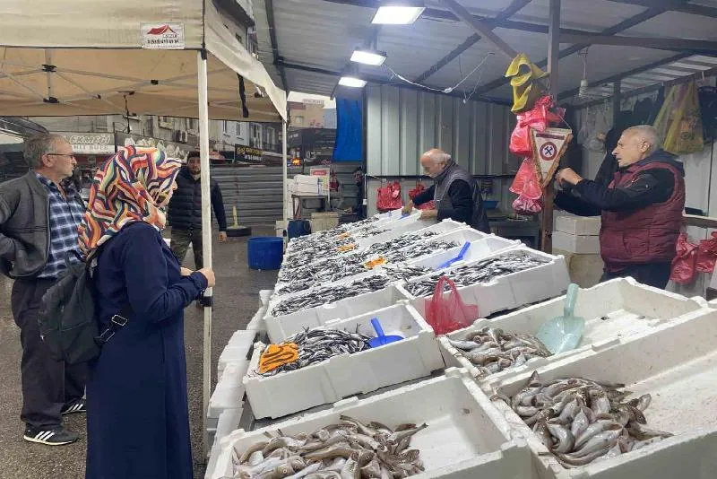 Zonguldak’ta yerli hamsi vatandaşın yoğun ilgisi ile karşılaştı. Zonguldak’ta havaların