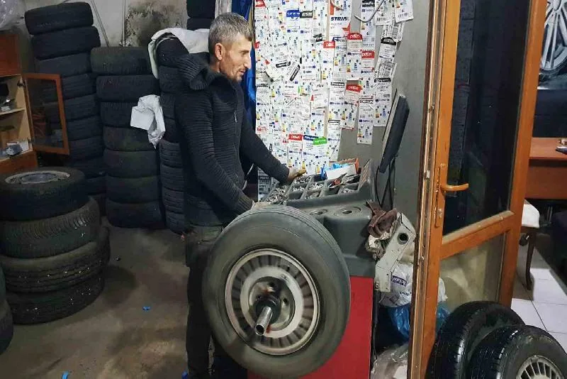 Yoğunluk yaşayan oto lastikçilerde randevulu sistem Karabük’te 1 Aralık itibarıyla başlayacak olan zorunlu kış lastiği uygulaması