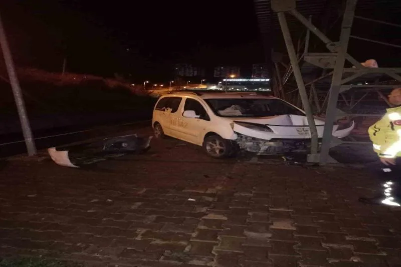 Kastamonu’da yoldan çıkan hafif ticari araç, spor tesisinin içerisine uçtu.