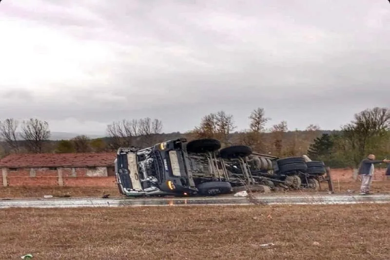 Yoldan çıkan kamyon devrildi, sürücü burnu bile kanamadan kurtuldu Kastamonu’nun Taşköprü ilçesinde sürücüsünün direksiyon hakimiyetini kaybetmesi neticesinde yoldan çıkan