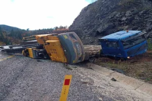 Kastamonu’nun İnebolu ilçesinde, sürücüsünün direksiyon hakimiyetini kaybetmesi neticesinde yoldan çıkan
