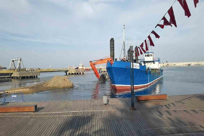 Zonguldak Limanı’nda kum temizliği sürüyor