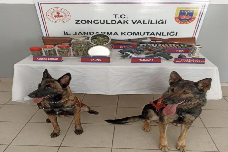 Zonguldak’ta evde uyuşturucu ve ruhsatsız silah operasyonu Zonguldak’ta jandarma ekiplerince bir eve düzenlenen operasyonda uyuşturucu madde ve