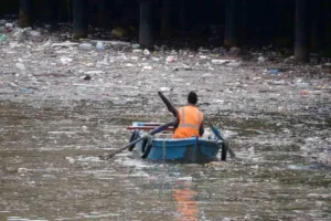 Zonguldak’ta fırtınadan etkilenen limanda balıkçılar temizlik ve onarım çalışmaları yapıyor.