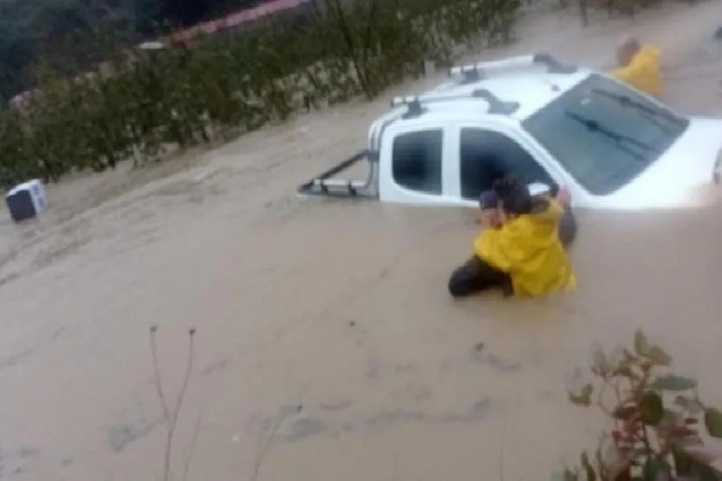 Zonguldak’ta selin ortasında araçta mahsur kalan 4 kişi ve 2 köpek kurtarıldı