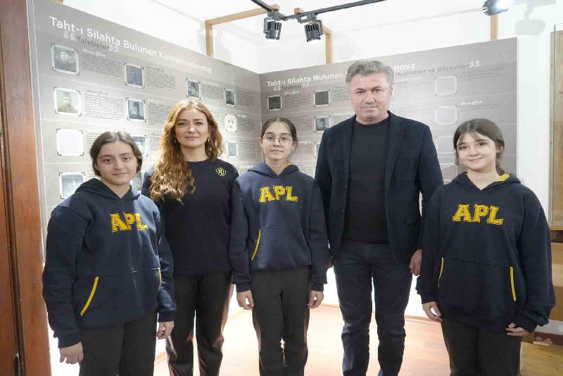 Kurtuluş Savaşı ve 1. Dünya Savaşı’nda tüm öğrencilerini ve öğretmenlerini