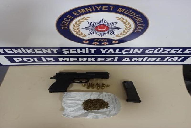 15 bin 500 şahıs sorgulandı 30 aranan şahıs yakalandı DÜZCE(İHA) – Düzce’de İl Emniyet Müdürlüğü ekiplerinin yaptığı şok uygulamalarda