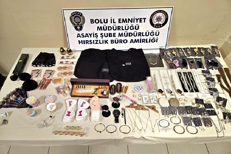 Dördüncü işyerinde hırsızlık yaparken yakalandı Bolu’da 3 iş yerinden hırsızlık yapan 4 şüpheli, çaldıkları malzemelerle