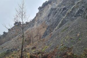 Zonguldak’ın Ereğli ilçesinde karayoluna inen heyelan amatör kameraya yansıdı. Heyelan