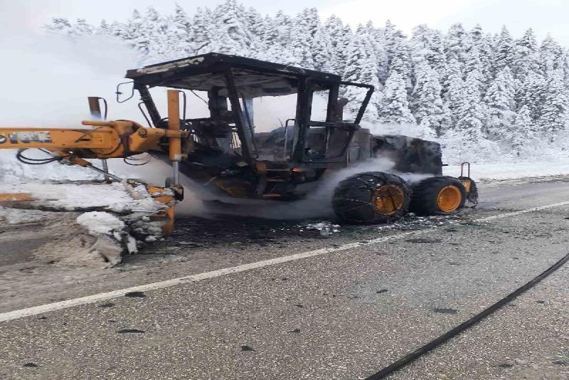 Kastamonu’nun Daday ilçesinde kar yağışının etkili olduğu yolda küreme çalışması