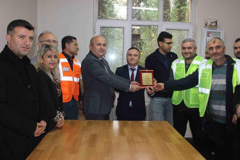 Zonguldak’ta geçiş güzergahında bulunan ambulansı fark edince treni durdurarak yol