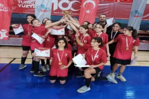 DÜZCE(İHA) – Okul Sporları küçükler kız hentbol müsabakalarında Azmimilli Ortaokulu