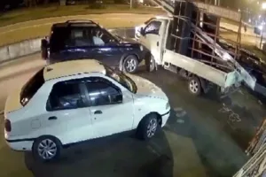 Bartın’da acemi olduğu ileri sürülen bir sürücü önce park halindeki