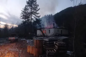 Bartın’da işçilerin kaldığı atıl okul binasında yangın çıktı. Köylüler işçileri