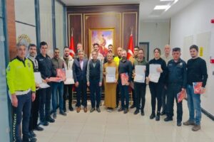 Tosya Kaymakamı Uğur Ünsal, İlçe Emniyet Müdürlüğü’nün başarılı personellerine başarı