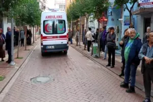 Bartın’da oğlu ile 5 katlı bir binanın çatısında çalışan baba,