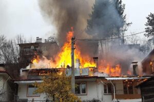 Bolu’nun Mudurnu ilçesinde bir evde başlayan yangın 4 eve sıçradı.
