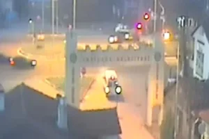 Bolu’nun Yeniçağa ilçesinde trafik ışıklarında iki otomobilin çarpışması neticesinde meydana