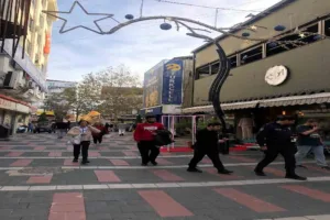 Bolu’da bir kafede oturan müşteriye çakmak soran şahıs, "çakmağım yok"