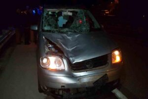 Karabük’te camiden çıkıp yolun karşısına geçmeye çalışan yaşlı adam, otomobilin