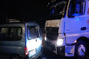 Bolu’da D-100 kara yolunda tır ile hafif ticari aracın çarpışması