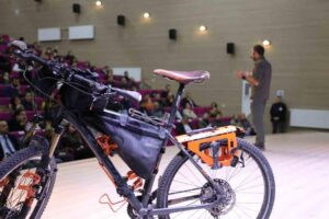 Bartın Üniversitesindeki (BARÜ) söyleşide, bisikletiyle çıktığı dünya turunda 10 yılda