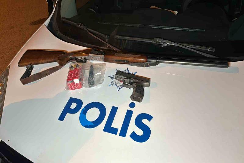 Düzce’de polis ekiplerinin yaptığı denetimde pompalı tüfek ile tabanca ele