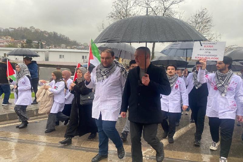 Zonguldak’ta doktorlar Filistin’de yaşananlara tepki göstermek için kanlı önlükle yürüyüş