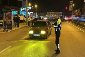 Düzce’de polis ekiplerince yapılan ışık donanımı denetiminde sürücülere ceza yağdı.