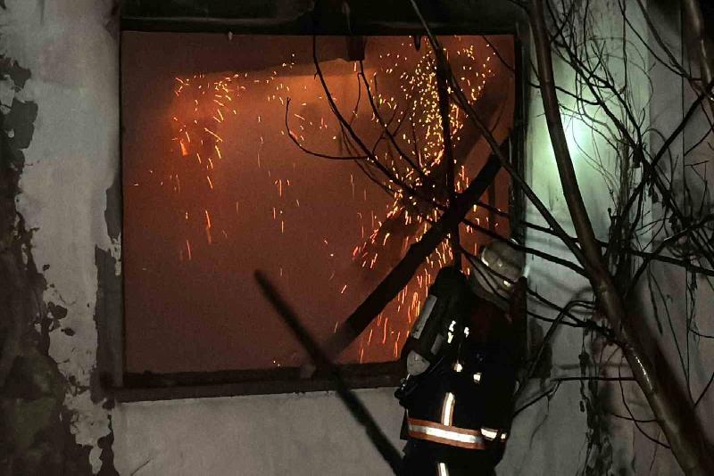Düzce’de iki katlı evde çıkan yangın itfaiye ekiplerinin 4 saatlik
