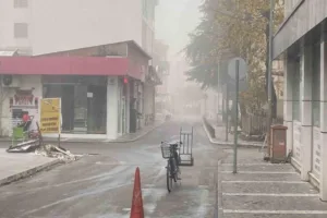 Düzce’de etkili olan sis kent merkezinde görüş mesafesini düşürdü. Hava