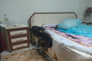 Kastamonu’nun Tosya ilçesinde elektrikli battaniyenin çıkardığı yangını söndürmeye çalışan vatandaş