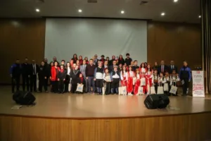 Engelli bireylerden oluşan koro ve folklor ekibinin sergilediği “Engelli Korosu