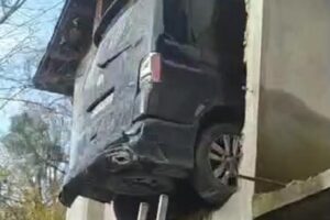 Zonguldak’ta dün akşam saatlerinde meydana gelen heyelan bir aracı garajından