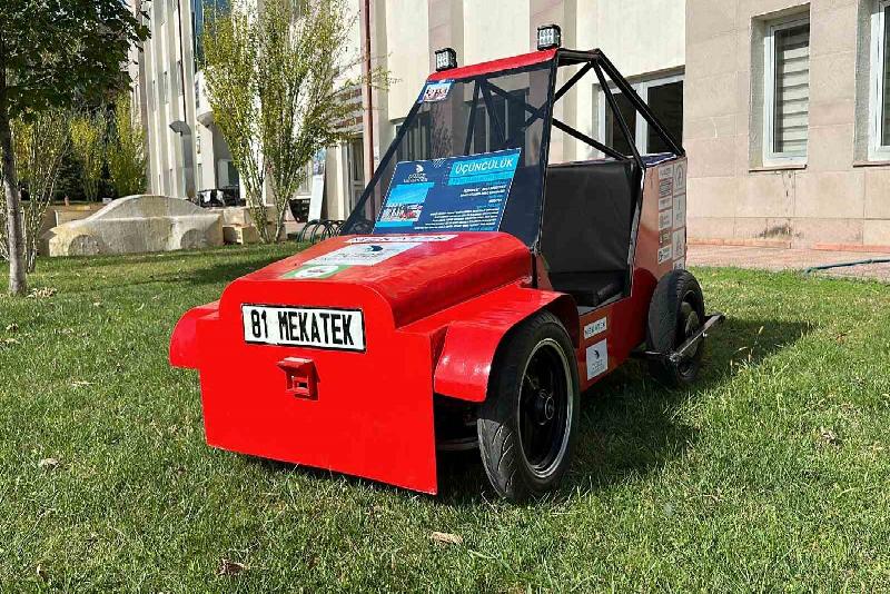 DÜZCE (İHA) – Düzce’de 3 üniversite öğrencisi, geri dönüşüm malzemelerini