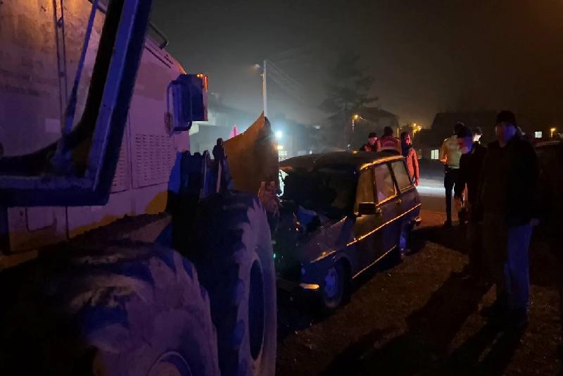 Greydere çarptı, yara almadan kurtuldu Bolu D-100 karayolunda kontrolden çıkan otomobil, önünde seyreden greydere çarptı.