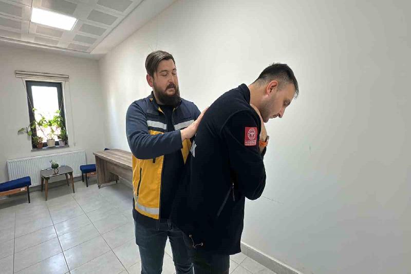 Hayat kurtaran manevra Düzce’de iş yerinde yemek yerken boğazına yiyecek takılan kişi, arkadaşı