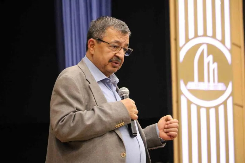 Zonguldak Bülent Ecevit Üniversitesi’nde "Hayata Şiirden Bakmak" konulu söyleşide okurlarıyla