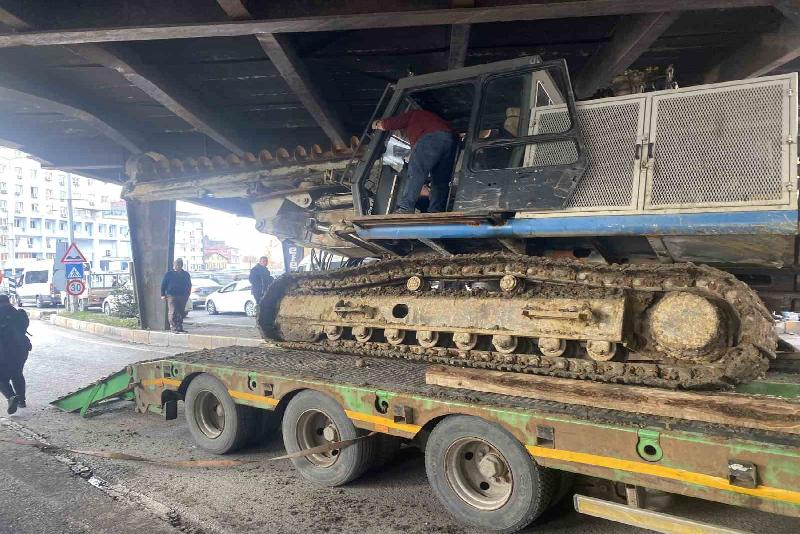 İş makinesi dorseden düştü, trafik kilitlendi Zonguldak’ta çevre yolunda yıkılma çalışması yapılan Fevkani Köprüsü’nün altından geçmeye