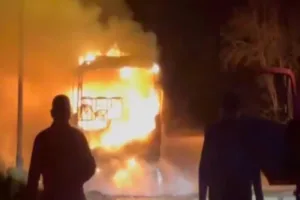 Düzce’de park halindeki işçi servisi alev topuna döndü. Yangın maddi