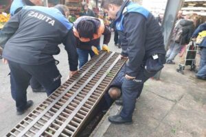 Zonguldak’ın Ereğli ilçesinde işitme cihazını mazgala düşüren yaşlı adamın imdadına