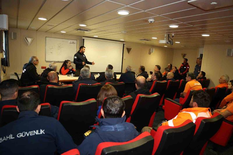 Zonguldak’ın Ereğli ilçesinde batan Kafkametler’in 7 mürettebatını arama çalışmaları sürüyor.