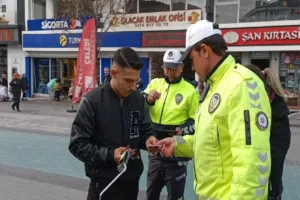 Bolu’da motosiklet geçişine kapalı olan İzzet Baysal Caddesi’nde polis ekipleri